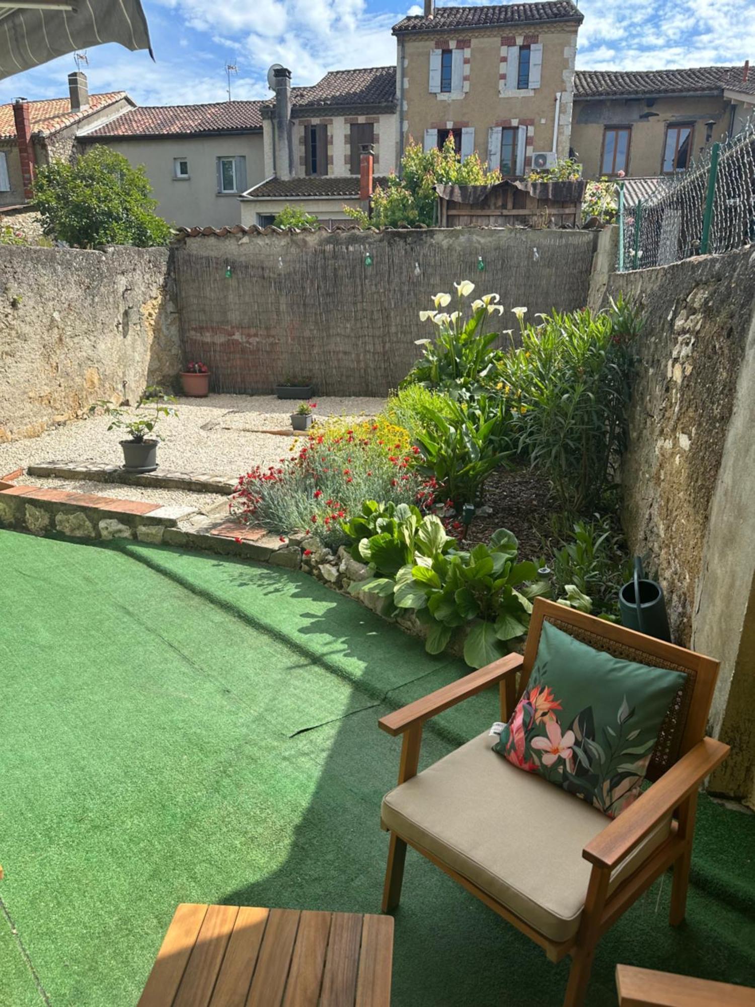 Appartement En Rez De Jardin Tout Equipe Fleurance Eksteriør billede